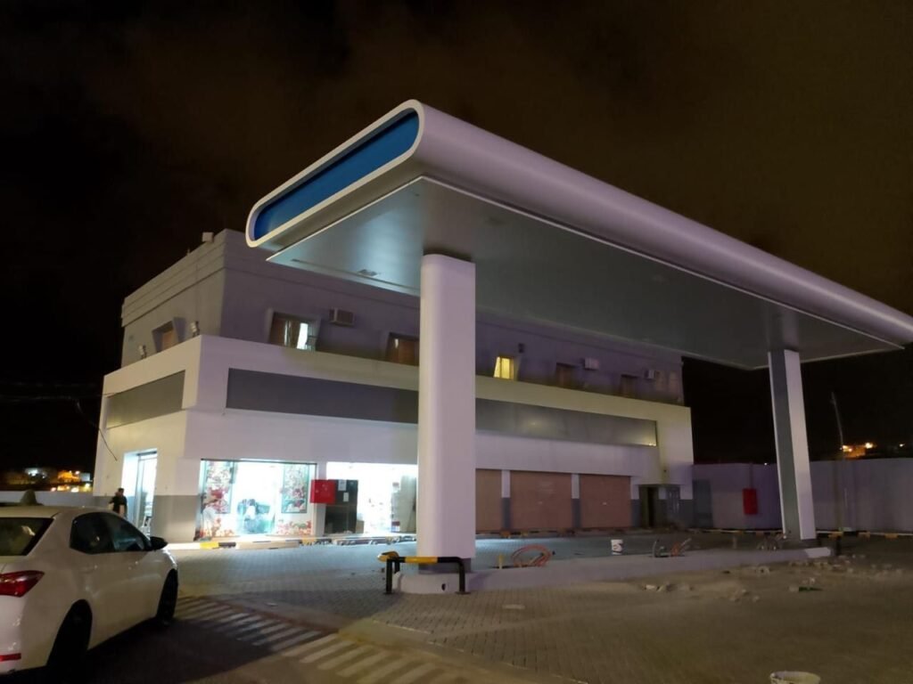 مظلة محطة بعد التنفيذ ليلاً