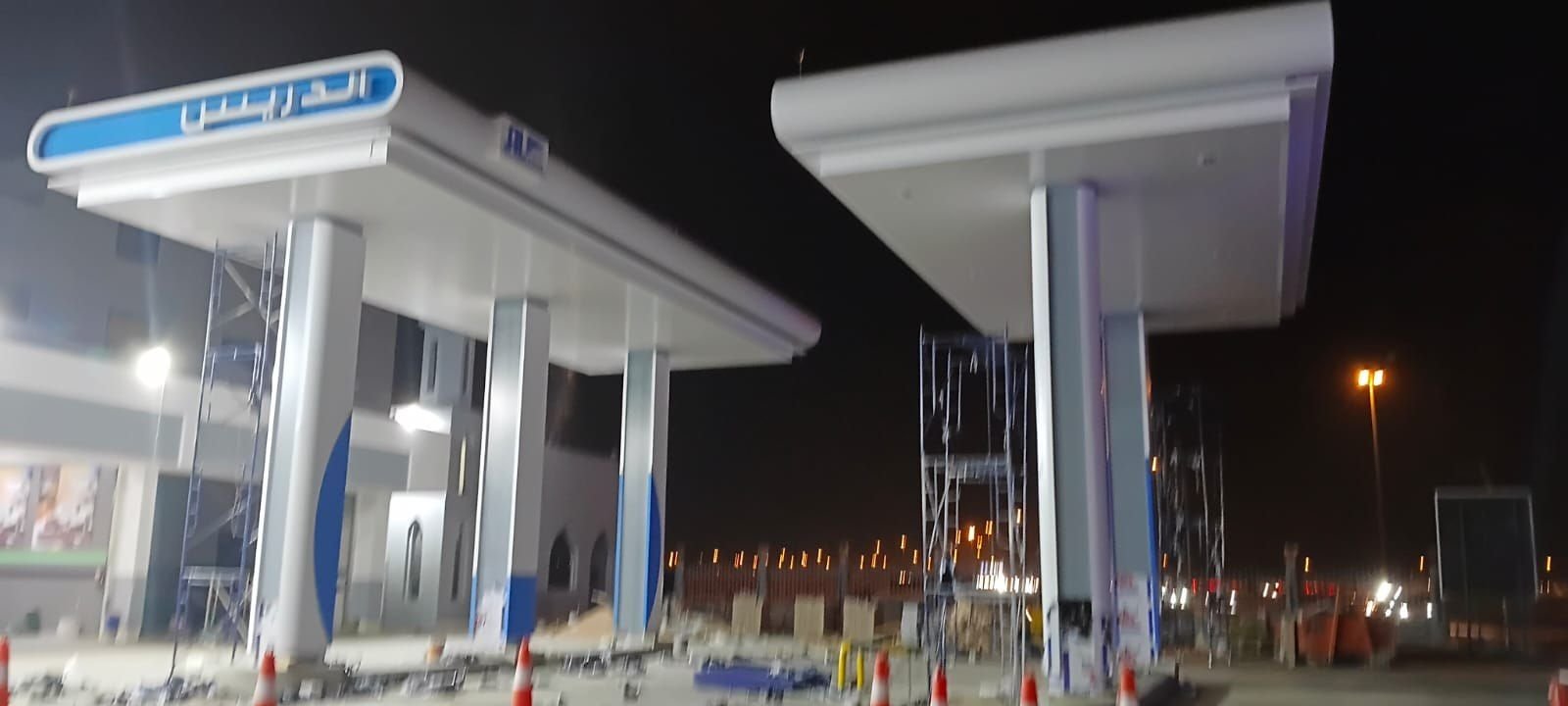 مظلات محطة ليلاً