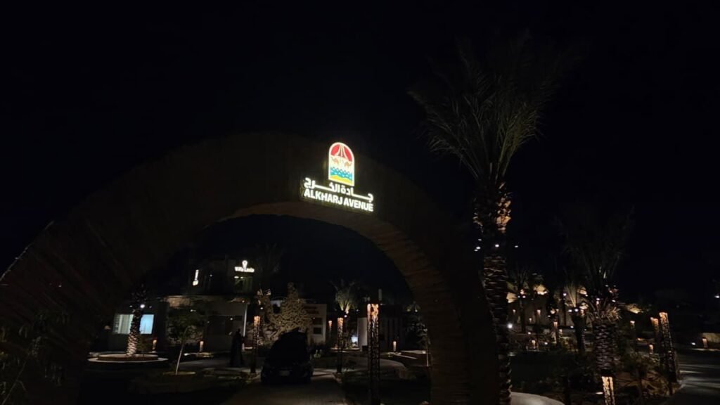 شعار مضيء على بوابة