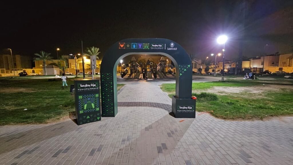بوابة فعالية ليلاً